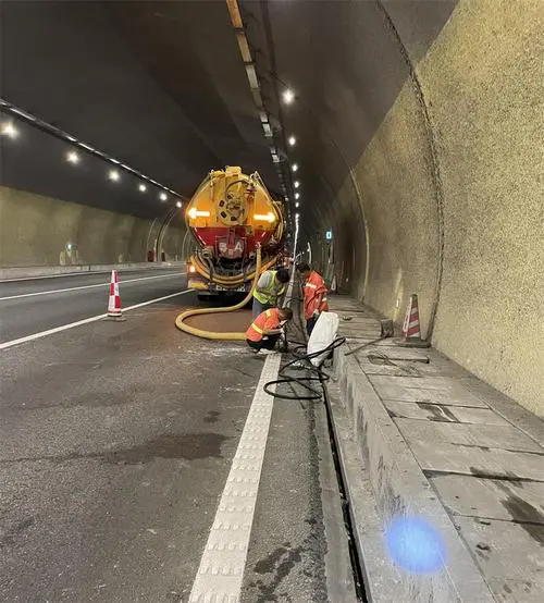 临潼隧道排水渠清淤